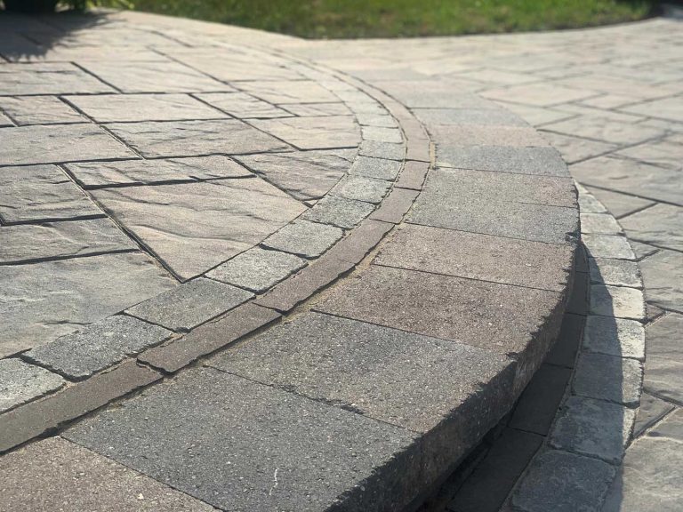Raised paver patio with nice inlays to accent the colors of this gorgeous patio.